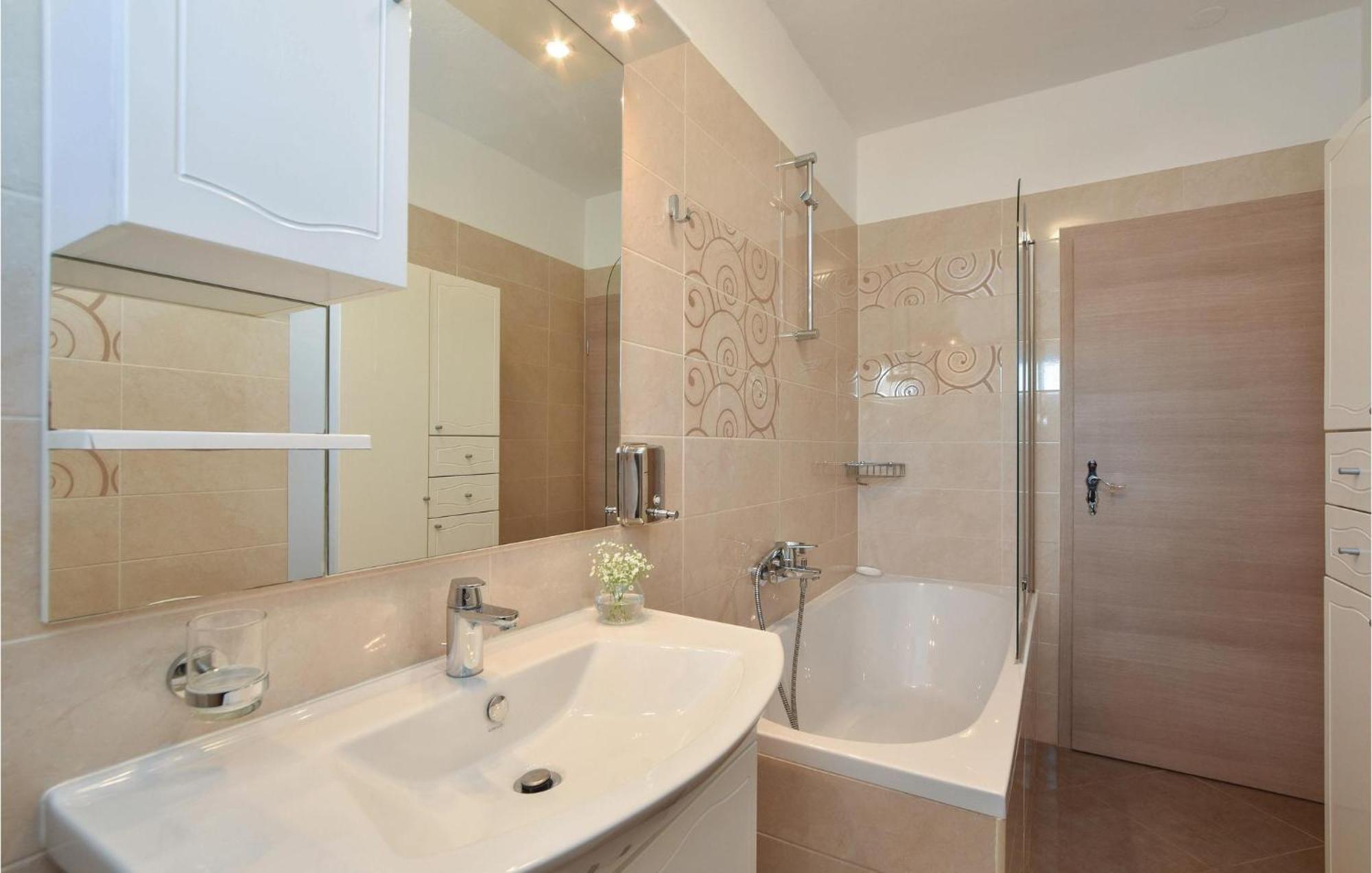 Lovely Home In Split With Jacuzzi المظهر الخارجي الصورة