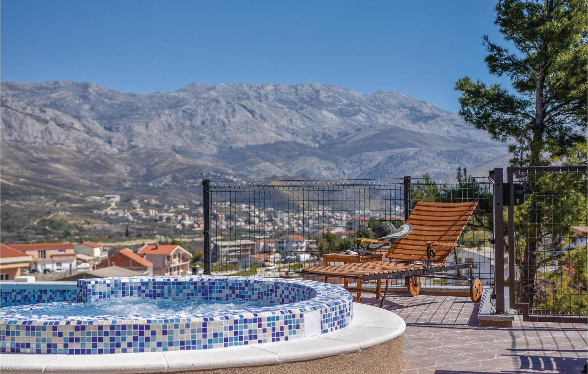 Lovely Home In Split With Jacuzzi المظهر الخارجي الصورة